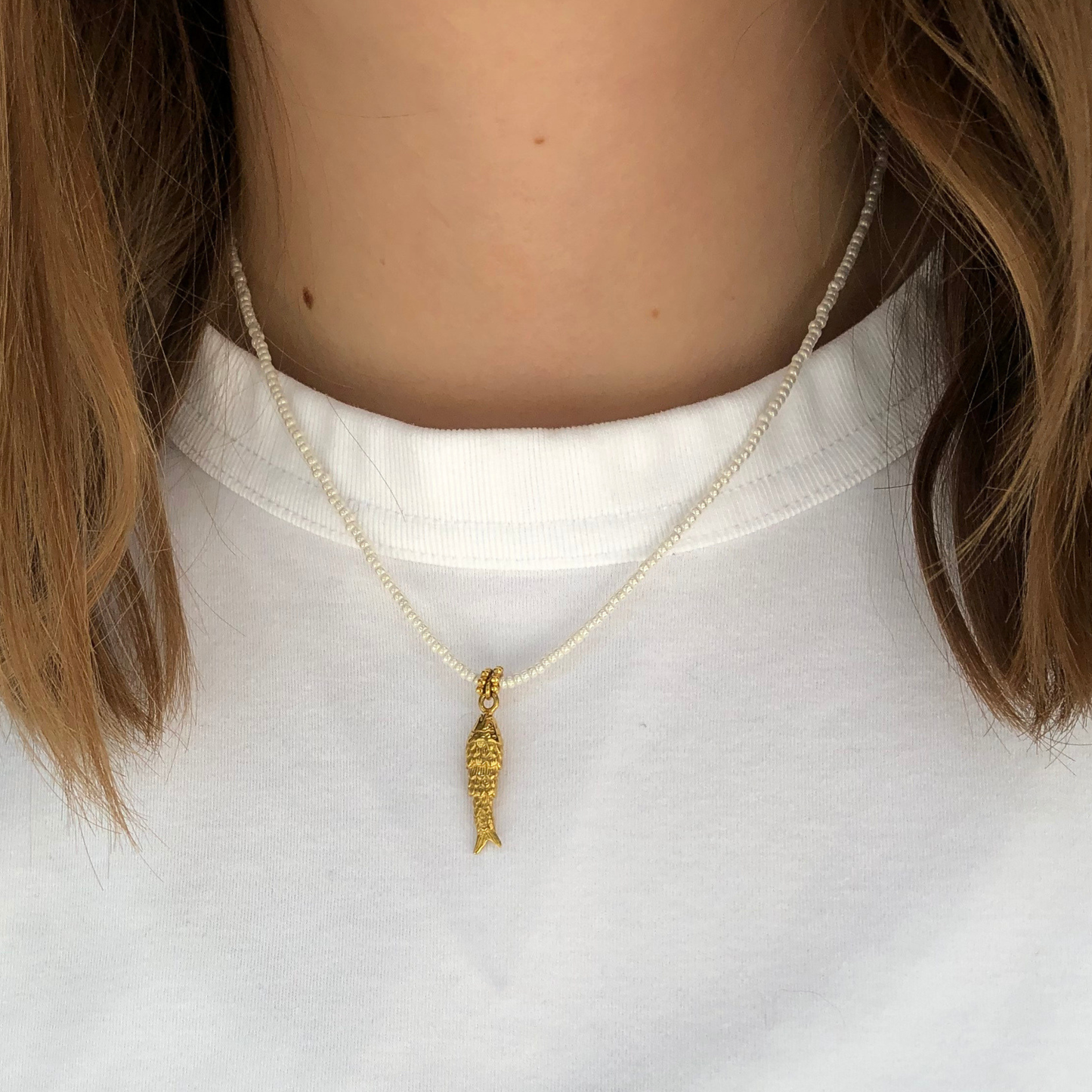 COLLIER SÉLIA - perles blanches nacrées, pendentif poisson