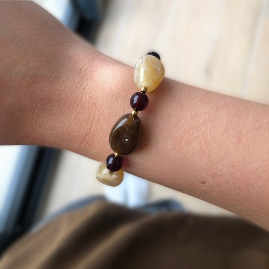 BRACELET JEANNE - perles plates irrégulières et perles en verre bordeaux