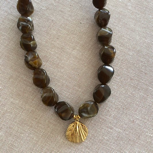 COLLIER MAXINE - perles marron marbré, pendentif cœur ou feuille