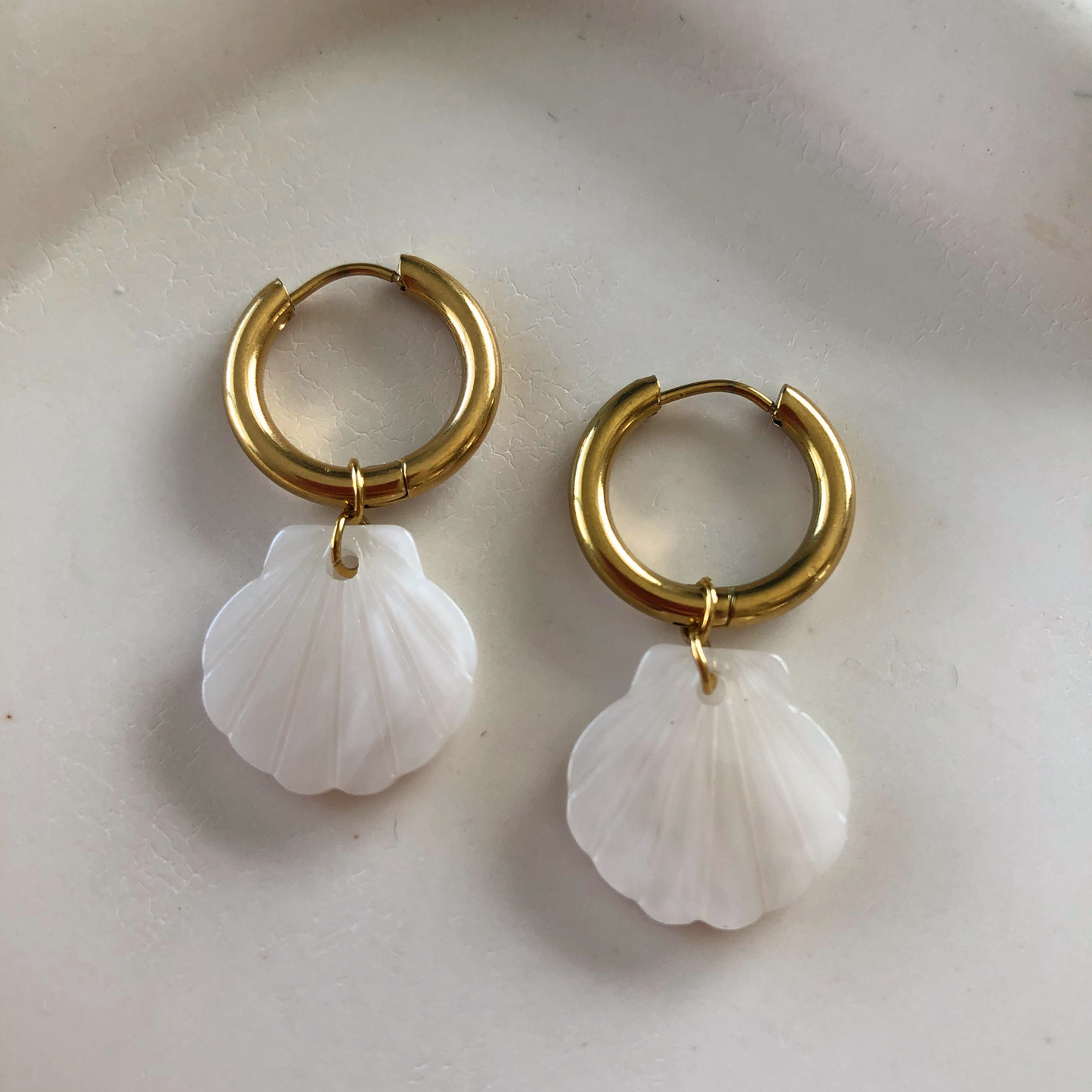 BOUCLES D'OREILLES LYA - créoles coquillage (2 coloris)