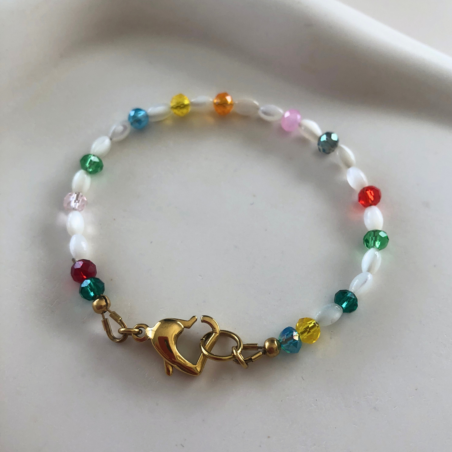 BRACELET MAYA - perles blanches nacrées et perles en verre colorées