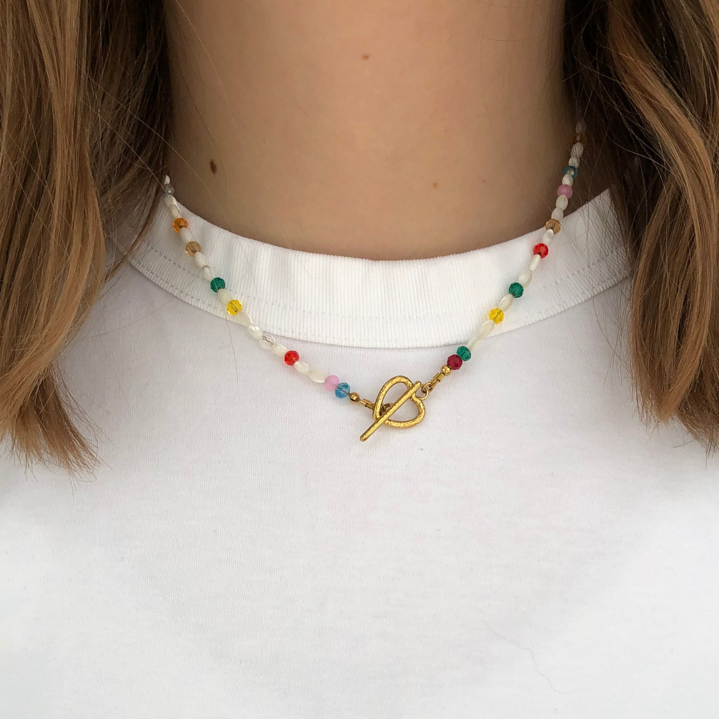 COLLIER AMAYA - perles blanches nacrées et perles en verre colorées