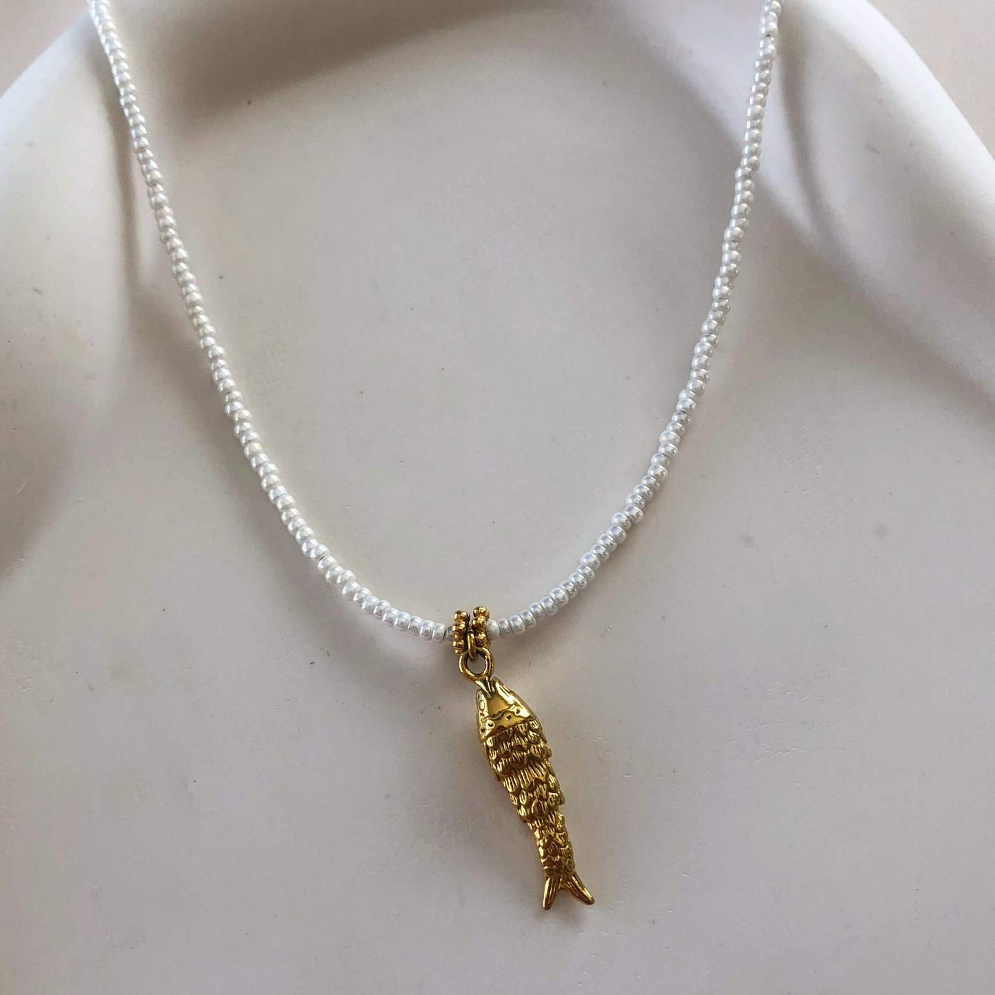 COLLIER SÉLIA - perles blanches nacrées, pendentif poisson