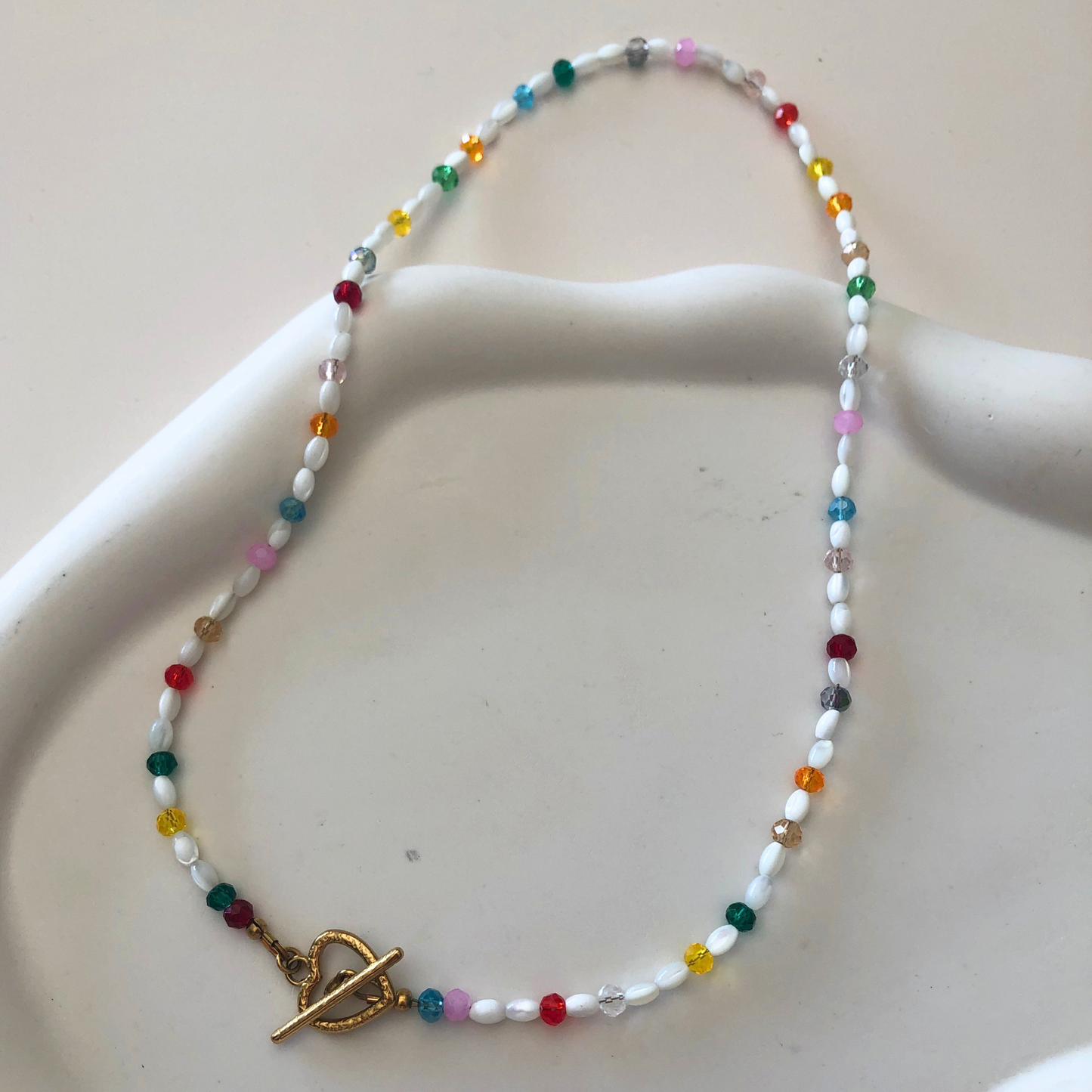 COLLIER AMAYA - perles blanches nacrées et perles en verre colorées