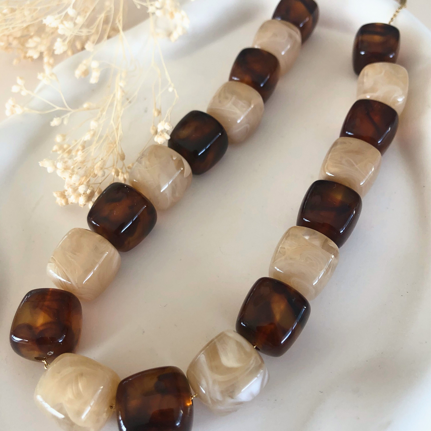 COLLIER ELLIE