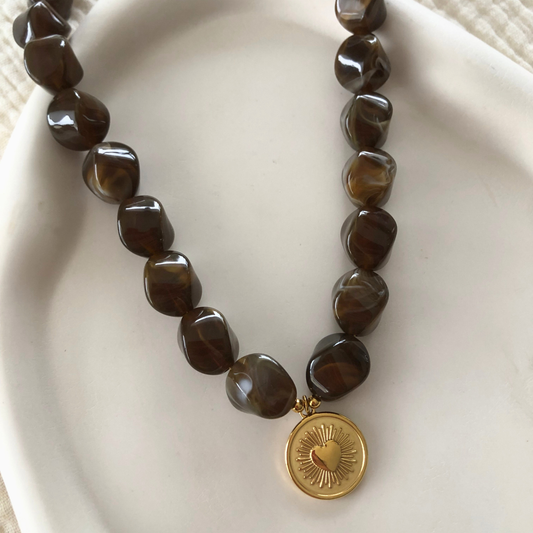COLLIER MAXINE - perles marron marbré, pendentif cœur ou feuille