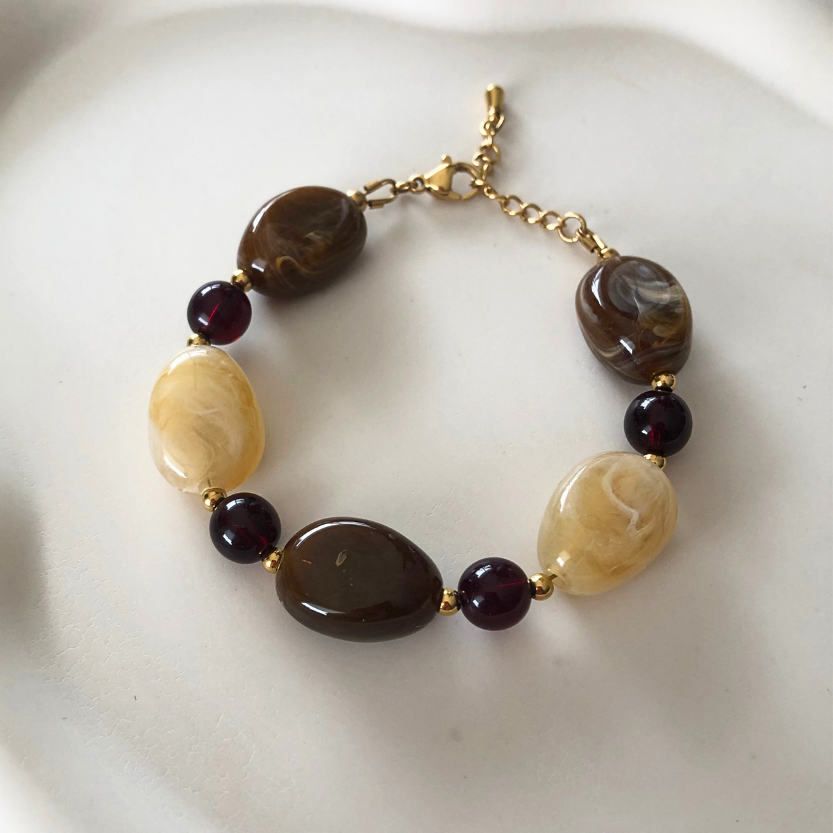 BRACELET JEANNE - perles plates irrégulières et perles en verre bordeaux